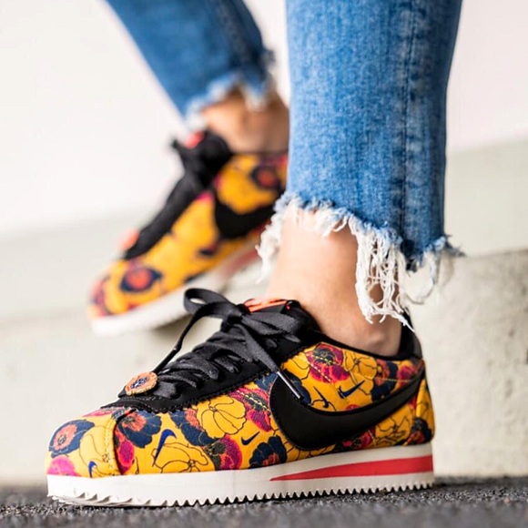 🆕Nike Classic Cortez LX Gold/Floral Sneakers - Picture 8 of 8